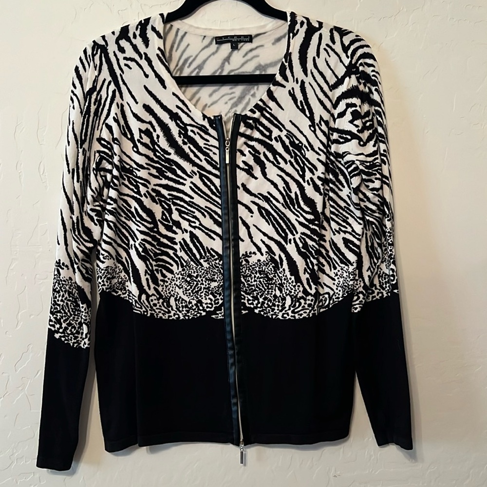 Pierre New York Sz Large. Zebra print sweater. Zip front.